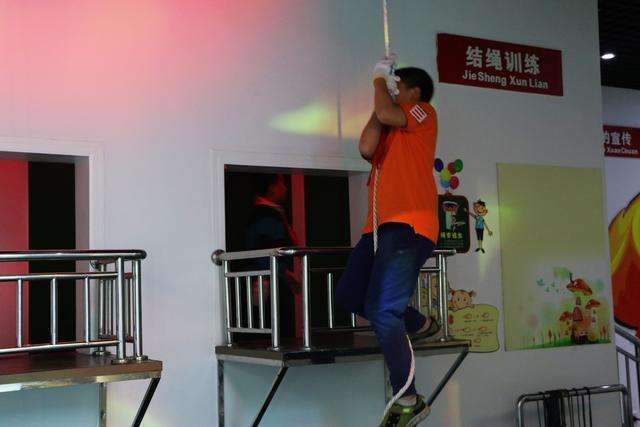 学生在体验馆体验