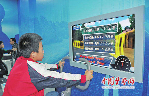 小学生在体验自行车模拟驾驶