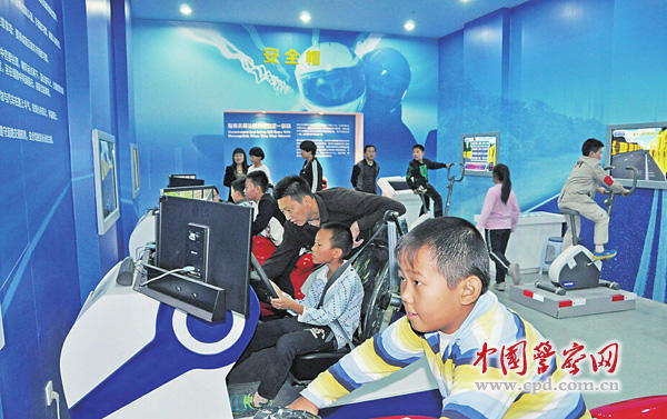 小学生在体验汽车和摩托车驾驶