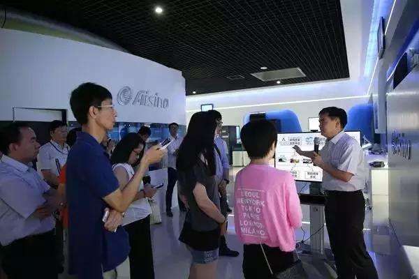 中央媒体参观航天科工航天信息展厅