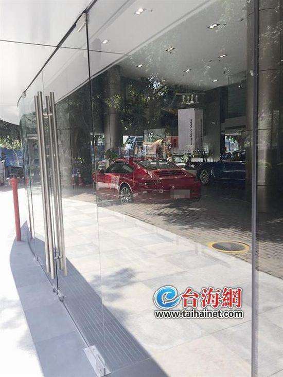 厦男子莫名拿砖头猛砸名车展厅玻璃