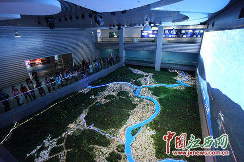 全国网媒采风团游览修水城市展馆 大赞城市发展迅猛